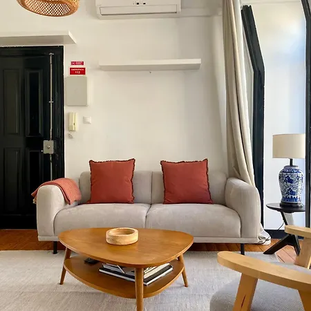 Hidden Gem Rustic Modern 2 Bedroom Flat Лиссабон